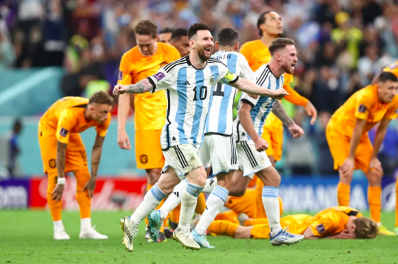 1 Lo Bang Chung Messi Bi Cau Thu Ha Lan Khieu Khich