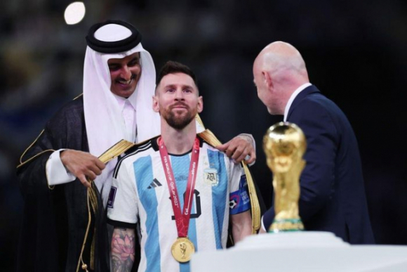2 Vo Dich World Cup Messi Duoc Dich Than Quoc Vuong Qatar Khoac Len Nguoi Ao Choang