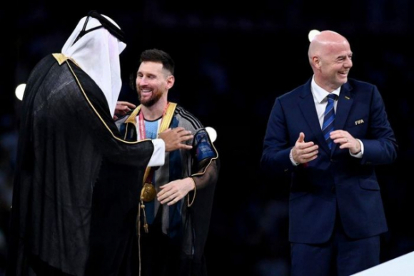3 Vo Dich World Cup Messi Duoc Dich Than Quoc Vuong Qatar Khoac Len Nguoi Ao Choang