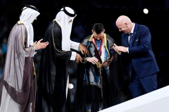 4 Vo Dich World Cup Messi Duoc Dich Than Quoc Vuong Qatar Khoac Len Nguoi Ao Choang