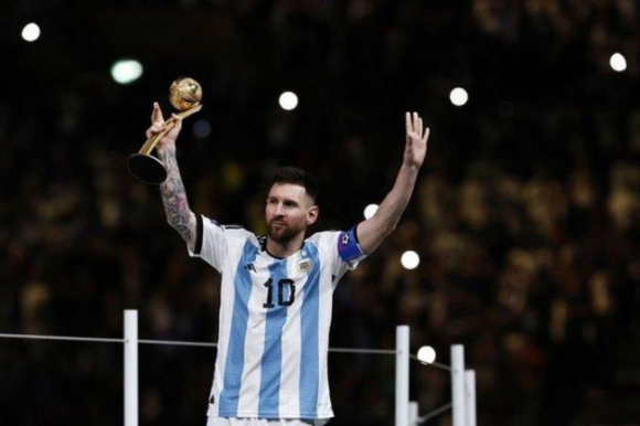 5 Vo Dich World Cup Messi Duoc Dich Than Quoc Vuong Qatar Khoac Len Nguoi Ao Choang