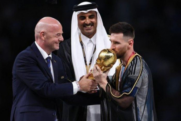 6 Vo Dich World Cup Messi Duoc Dich Than Quoc Vuong Qatar Khoac Len Nguoi Ao Choang