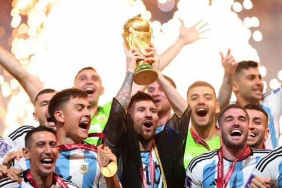 7 Vo Dich World Cup Messi Duoc Dich Than Quoc Vuong Qatar Khoac Len Nguoi Ao Choang