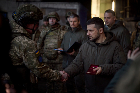 1 Ong Zelensky Lai Ra Tien Tuyen Trao Thuong Cho Binh Si O Mien Dong Ukraine