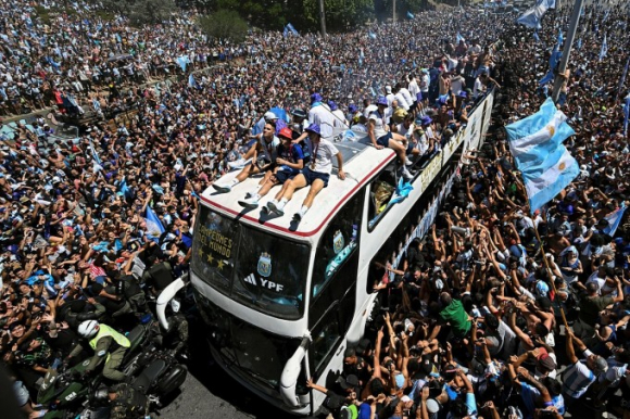 1 Argentina Dieu Truc Thang Di Chuyen Doi Tuyen Giua Bien Nguoi An Mung