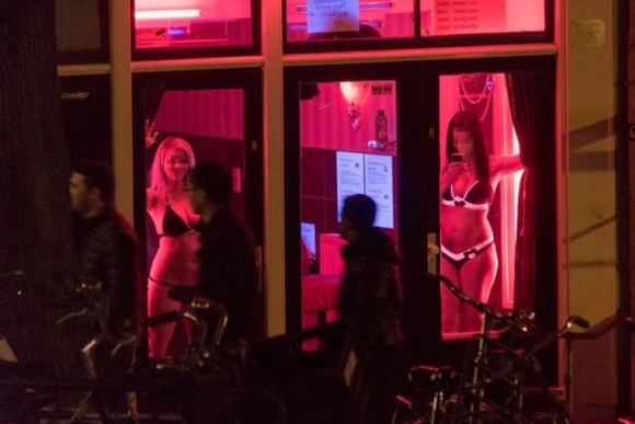 1 Pho Den Do Amsterdam Ban Lenh Cam Moi Lao Dong Mai Dam Than Gap Kho