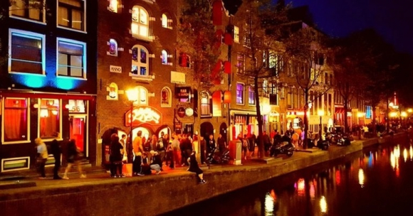 2 Pho Den Do Amsterdam Ban Lenh Cam Moi Lao Dong Mai Dam Than Gap Kho