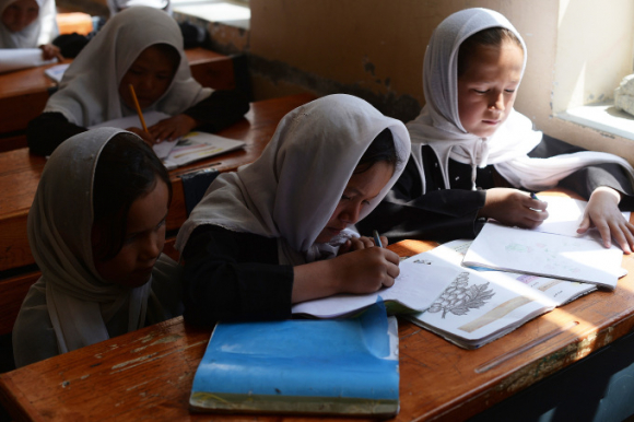 2 Nu Sinh Afghanistan Tuyet Vong Voi Lenh Cam Vao Dai Hoc