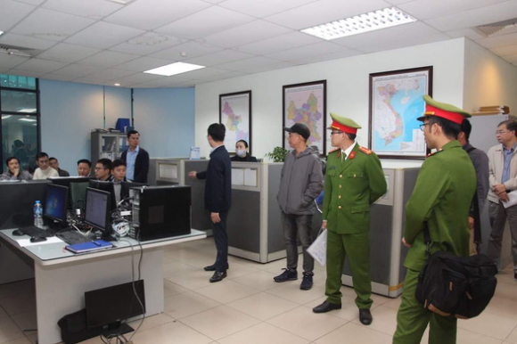 2 Cong An Kham Xet Phong Kiem Dinh Cuc Dang Kiem Viet Nam