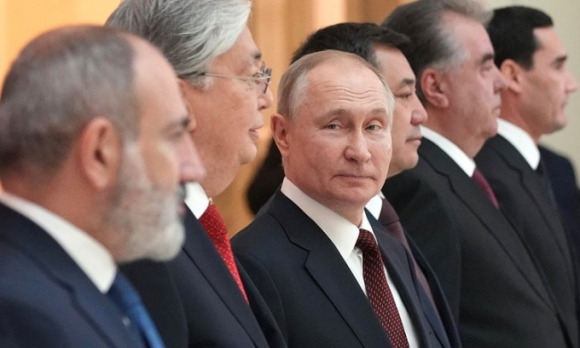 1 Ong Putin Tang Nhan Vang Cho 8 Lanh Dao Dong Minh