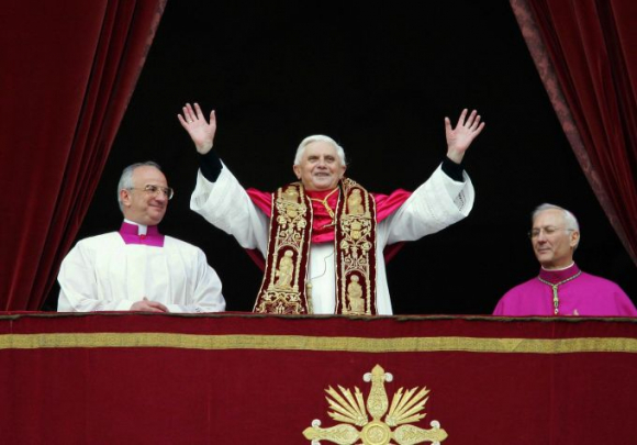 2 Benedict Xvi   Giao Hoang Doi Mat Nhieu Song Gio