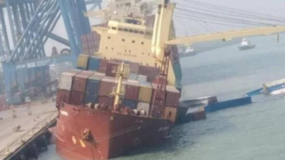 1 An Do Tau Cho Hang Nghieng 70 Do Hang Chuc Container Roi Xuong Bien