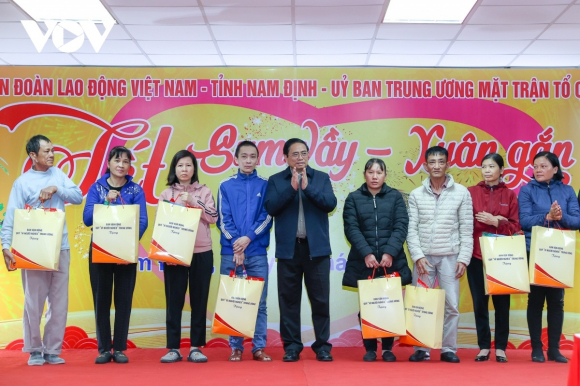 1 Thu Tuong Trao Qua Tet Cho Cac Doi Tuong Chinh Sach Nguoi Lao Dong Tinh Nam Dinh