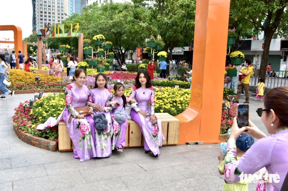 1 Nang Dep Nguoi Dan Tphcm Di Duong Hoa Di Chua Cau An