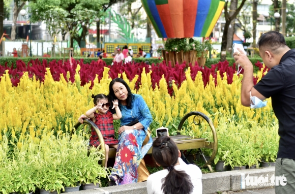 2 Nang Dep Nguoi Dan Tphcm Di Duong Hoa Di Chua Cau An