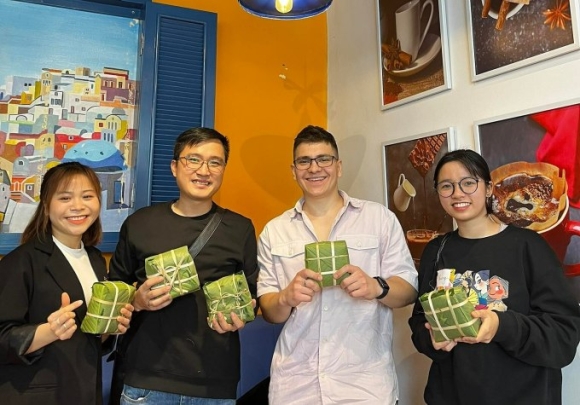 2 Nguoi Nuoc Ngoai An Tuong Voi Khong Khi Tet O Viet Nam