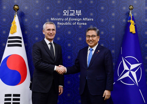 1 Nato Keu Goi Han Quoc Tang Ho Tro Quan Su Cho Ukraine