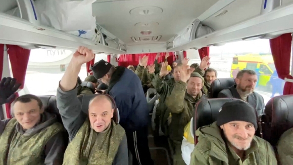1 Nga Va Ukraine Trao Doi Gan 200 Tu Binh Cung Hai Thi The Tinh Nguyen Vien Nguoi Anh