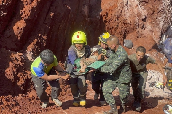 1 Thai Lan Giai Cuu Em Be Gai Tu Ho Khoan Sau 13 Met