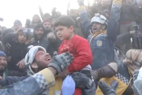 1 Doi Cuu Ho Xuc Dong Vo Oa Khi Cuu Thanh Cong Gia Dinh Bi Mac Ket Trong Dong Dat O Syria
