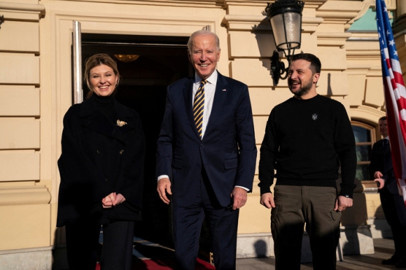 1 Giua Tieng Coi Bao Dong O Kiev Ong Biden Tuyen Bo Ho Tro Quan Su 500 Trieu Usd Cho Ukraine
