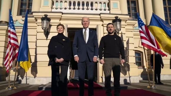 1 Tong Thong My Biden Gay Bat Ngo Lon Khi Dang O Tham Kiev Ukraine