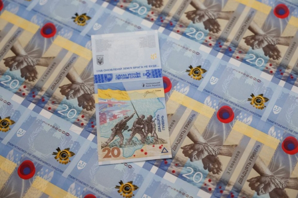 1 Ukraine Phat Hanh To Tien 20 Hryvnia Danh Dau Mot Nam Chien Su