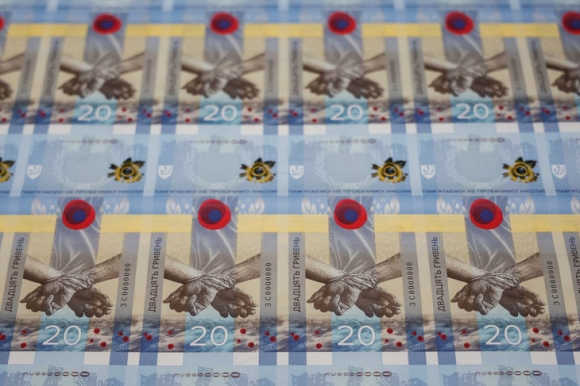 2 Ukraine Phat Hanh To Tien 20 Hryvnia Danh Dau Mot Nam Chien Su