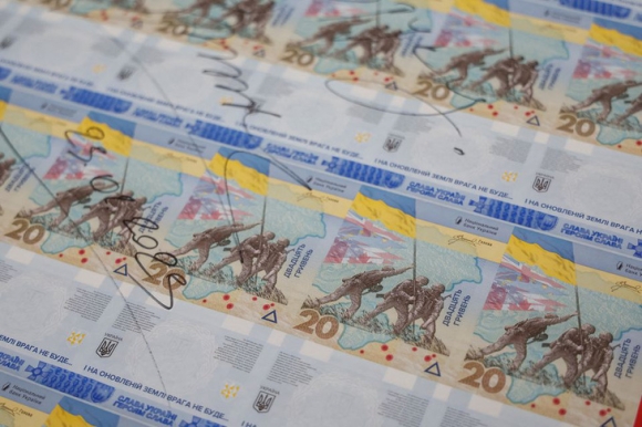 3 Ukraine Phat Hanh To Tien 20 Hryvnia Danh Dau Mot Nam Chien Su