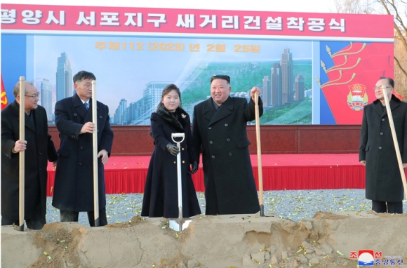 1 Ong Kim Jong Un Chi Dao Xay Con Duong Dac Biet Huy Dong 100000 Thanh Nien Tinh Nguyen Tham Gia