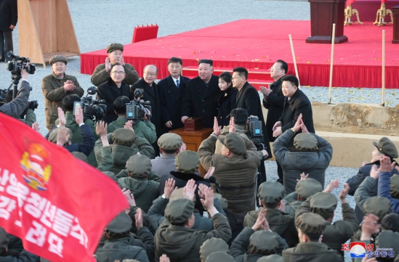 2 Ong Kim Jong Un Chi Dao Xay Con Duong Dac Biet Huy Dong 100000 Thanh Nien Tinh Nguyen Tham Gia