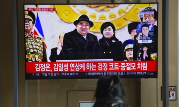 1 Ong Kim Jong Un Co Y Dinh Gi Khi Lien Tuc Dua Con Gai Len Truyen Thong