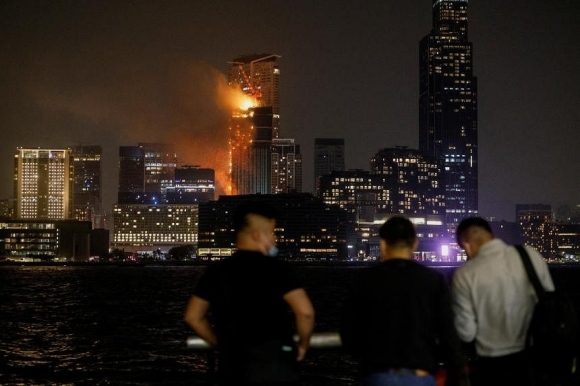 1 Toa Nha Choc Troi O Hong Kong Chay Nhu Ngon Duoc