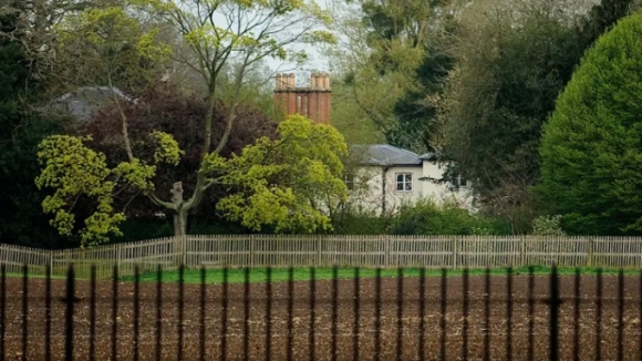 2 Harry   Meghan Bang Hoang Khi Bi Duoi Khoi Frogmore Cottage