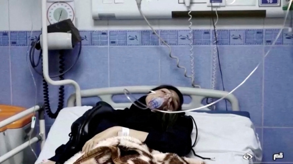 2 Iran Bat Hon 100 Nguoi Vu Dau Doc Hang Ngan Nu Sinh