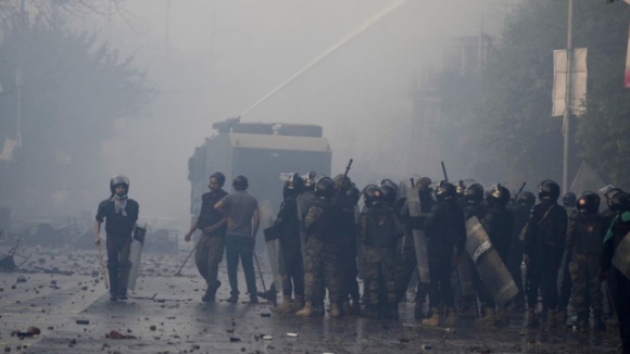 1 Canh Sat Pakistan Ban Hoi Cay Vao Nha Cua Cuu Thu Tuong Imran Khan Sau Cuoc Dung Do Bao Luc