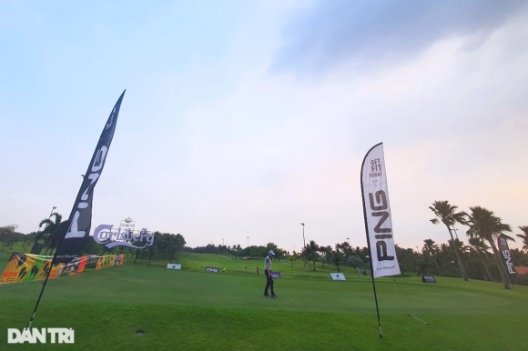 1 Nhieu Huong Dan Vien Du Lich Bat Luc Khi Phuc Vu Golfer