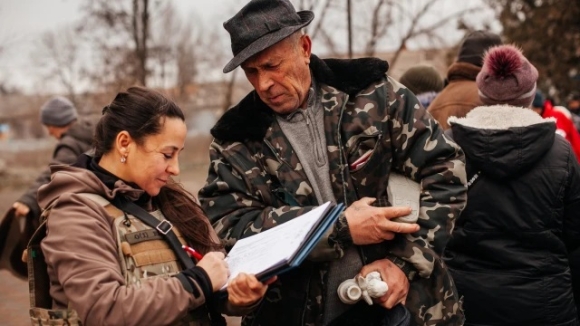 1 Nhung Bong Hong Ukraine Vuot Lan Dan Dua Cuu Tro Toi Cac Lang Tien Tuyen Nguy Hiem Nhat O Ukraine
