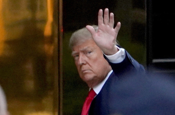 1 Vi Sao Phien Toa Xet Xu Ong Trump Cam Mang Thiet Bi Dien Tu