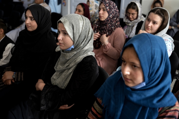 1 Taliban Cam Nhan Vien Nu Lam Viec Trong Lhq