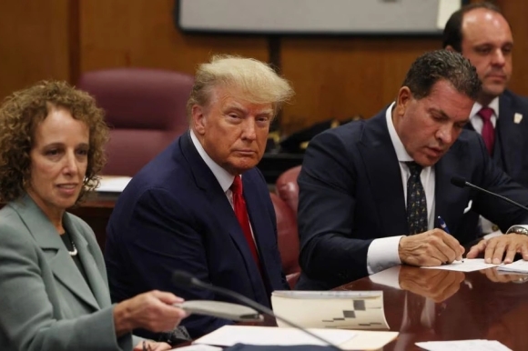 2 Ong Trump Duoc Khuyen Xin Ti Nan O Nga