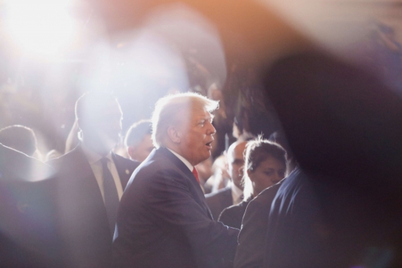 1 Ong Trump Choi Dao Hai Luoi Khi Dong Vai Nan Nhan