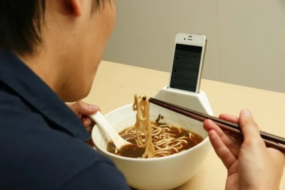 1 Quan Mi Noi Tieng Nhat Ban Gay Tranh Cai Vi Cam Khach Xem Smartphone Khi An