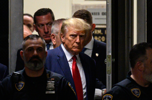 1 Trump Noi Nhan Vien Toa New York Khoc Khi Ong Trinh Dien
