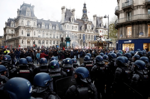 1 Gian Du Suc Soi O Phap Sau Thang Loi Bat Ngo Cua Ong Macron