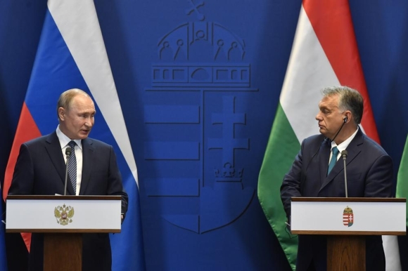 2 Phuong Tay Dan Mat Kien Nhan Voi Dong Minh Rac Roi Hungary