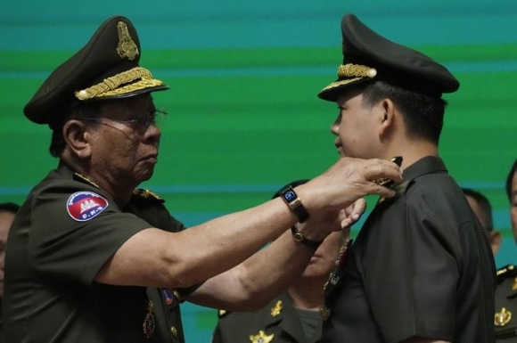 1 Con Trai Thu Tuong Hun Sen Duoc Thang Cap Tuong 4 Sao