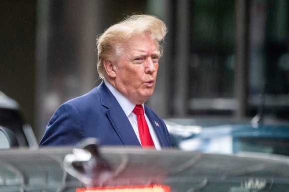 1 Ong Trump Dung Truoc Nguy Co Lai Bi Truy To Vao Giua Thang 7