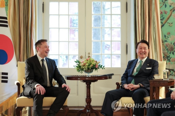 1 Tong Thong Han Quoc Moi Goi Elon Musk Xay Sieu Nha May Tesla