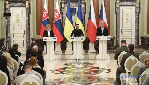 2 Tong Thong Czech Va Slovakia Bat Ngo Cung Tham Chinh Thuc Ukraine